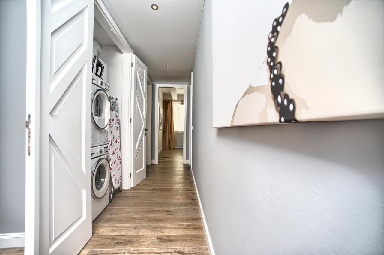 Exclusive 2 Bedroom Old Town - 2 Baths, Balcony And View - By * Praga